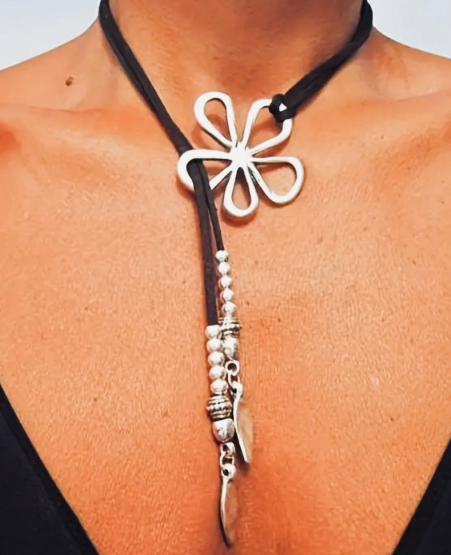 Flower Power chocker. Necklace