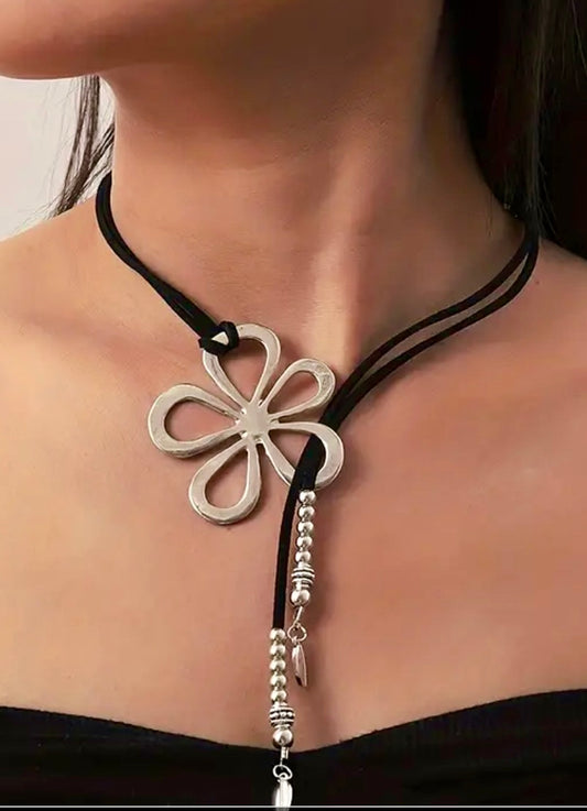 Flower Power chocker. Necklace