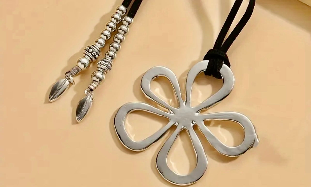 Flower Power chocker. Necklace